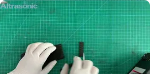 Mostrar o efeito de cortar borracha com uma faca de corte de plástico 30K